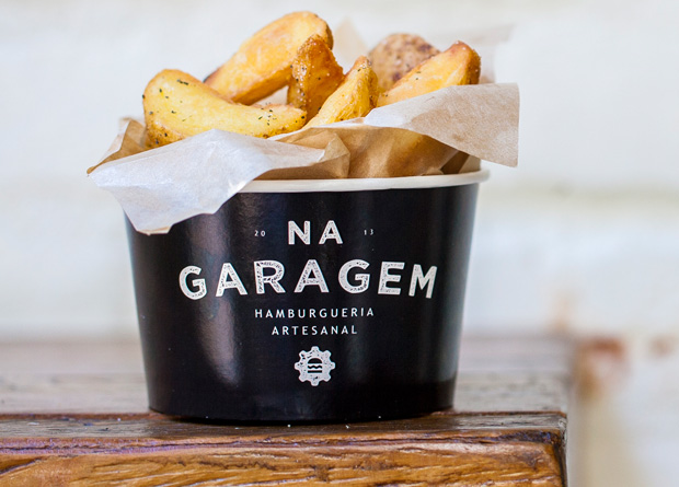 A porção de batatas fritas em gomos gordinhos A porção de batatas fritas em gomos gordinhos