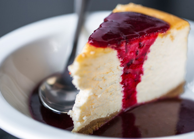 Cheesecake com calda de amora: pedida para encerrar Cheesecake com calda de amora: pedida para encerrar