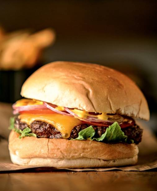 Cheese salada: 130 gramas de carne grelhada, queijo prato, alface-americana, tomate, cebola-roxa e molho da casa Cheese salada: 130 gramas de carne grelhada, queijo prato, alface-americana, tomate, cebola-roxa e molho da casa