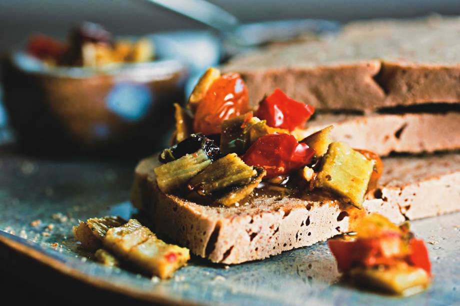 Boa dupla: caponata de banana sobre pão de lentilha