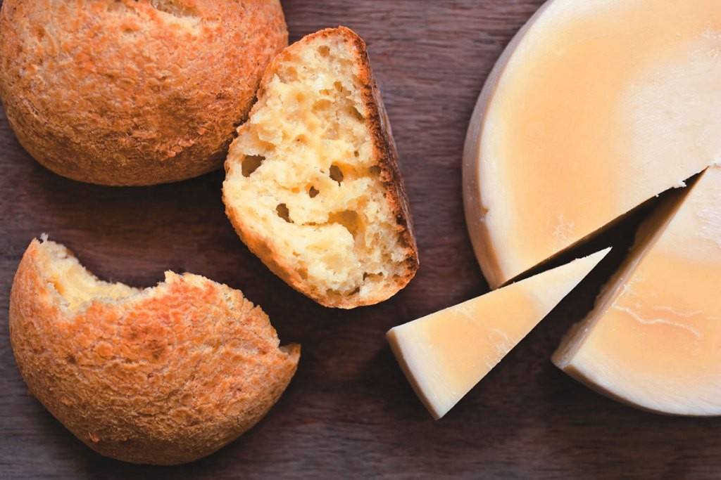 Queijo da Serra da Canastra é a matéria-prima do pão de queijo da casa Queijo da Serra da Canastra é a matéria-prima do pão de queijo da casa