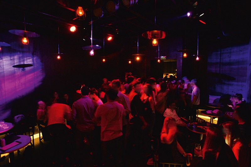 o 2º andar: escuro e com pista de dança o 2º andar: escuro e com pista de dança