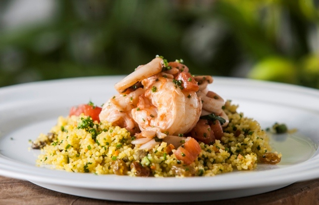 Camarão, lula, cavaquinha e vieiras acompanhadas de cuscuz mediterrâneo Camarão, lula, cavaquinha e vieiras acompanhadas de cuscuz mediterrâneo