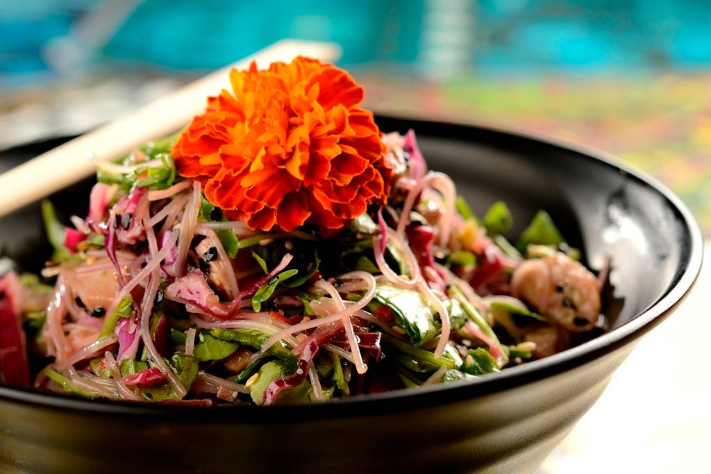 Saladinha de macarrão de arroz, frango agridoce e hortaliças Saladinha de macarrão de arroz, frango agridoce e hortaliças