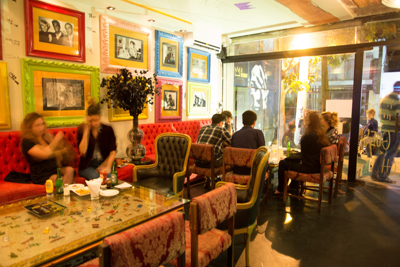 Lounge localizado logo na entrada Lounge localizado logo na entrada