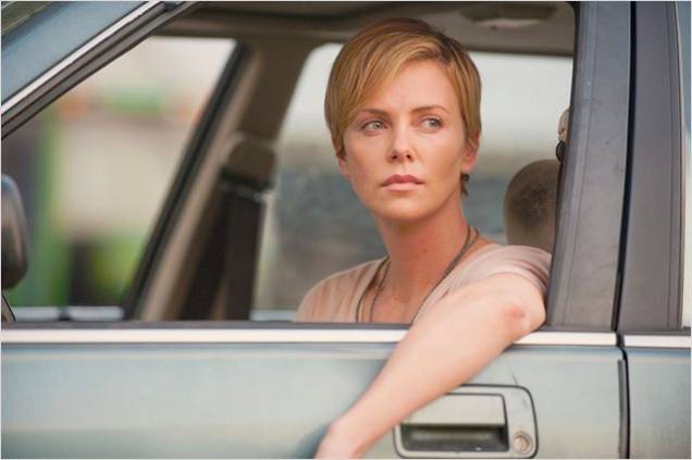 Libby Day (Charlize Theron) é uma mulher traumatizada pelo assassinato de toda a sua família Libby Day (Charlize Theron) é uma mulher traumatizada pelo assassinato de toda a sua família