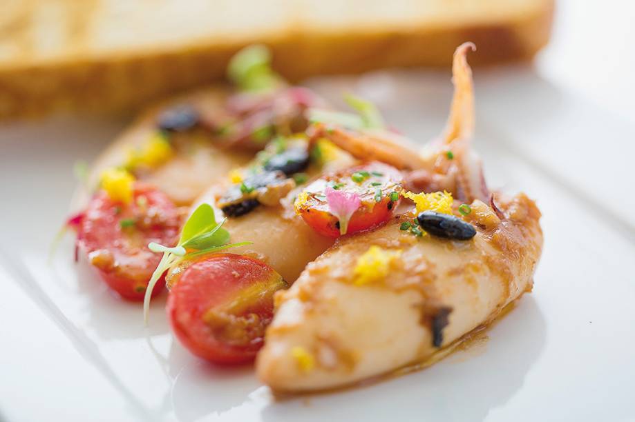 O chef Flávio Miyamura, do Miya, gosta de inventar pratos contemporâneos com traços orientais.Entre suas recentes inclusões no menu, dá certo em particular uma das entradas. É a lula com gengibre, limão e feijão dao sin. O chef Flávio Miyamura, do Miya, gosta de inventar pratos contemporâneos com traços orientais.Entre suas recentes inclusões no menu, dá certo em particular uma das entradas. É a lula com gengibre, limão e feijão dao sin.