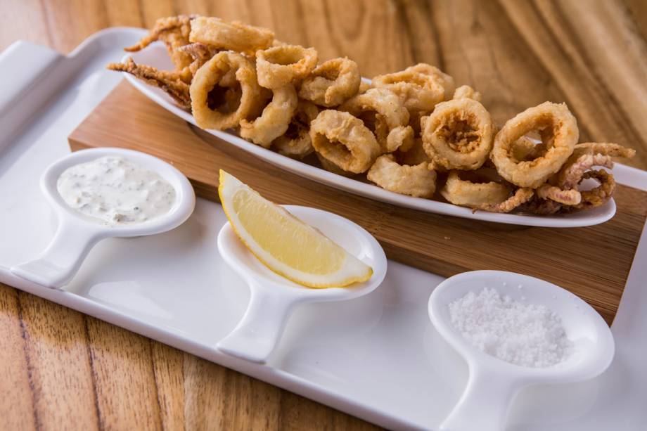 Anéis de lula empanados com limão-siciliano, flor de sal e molho tártaro Anéis de lula empanados com limão-siciliano, flor de sal e molho tártaro