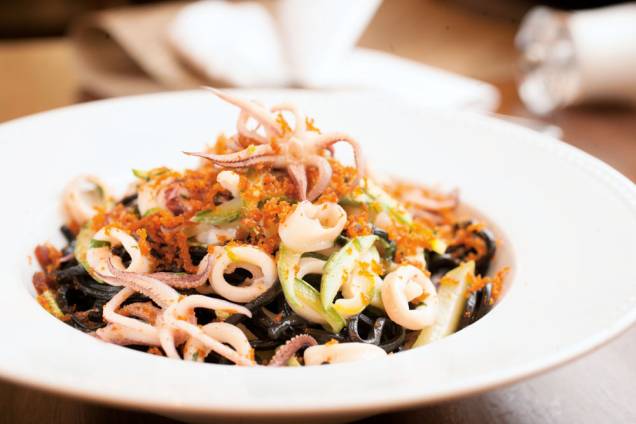 Tagliolini negro de tinta de lula com o molusco, bottarga e abobrinha Tagliolini negro de tinta de lula com o molusco, bottarga e abobrinha