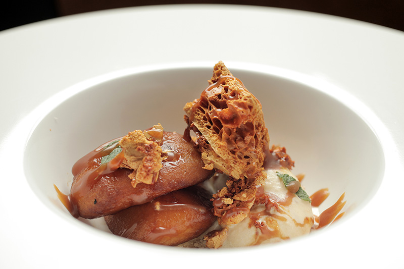 Tarte tatin desconstruída, feita de maçã caramelada com sorvete de caramelo Tarte tatin desconstruída, feita de maçã caramelada com sorvete de caramelo