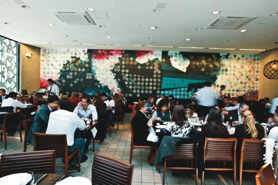 O moderno salão: parede revestida de ladrilhos pintados a mão O moderno salão: parede revestida de ladrilhos pintados a mão