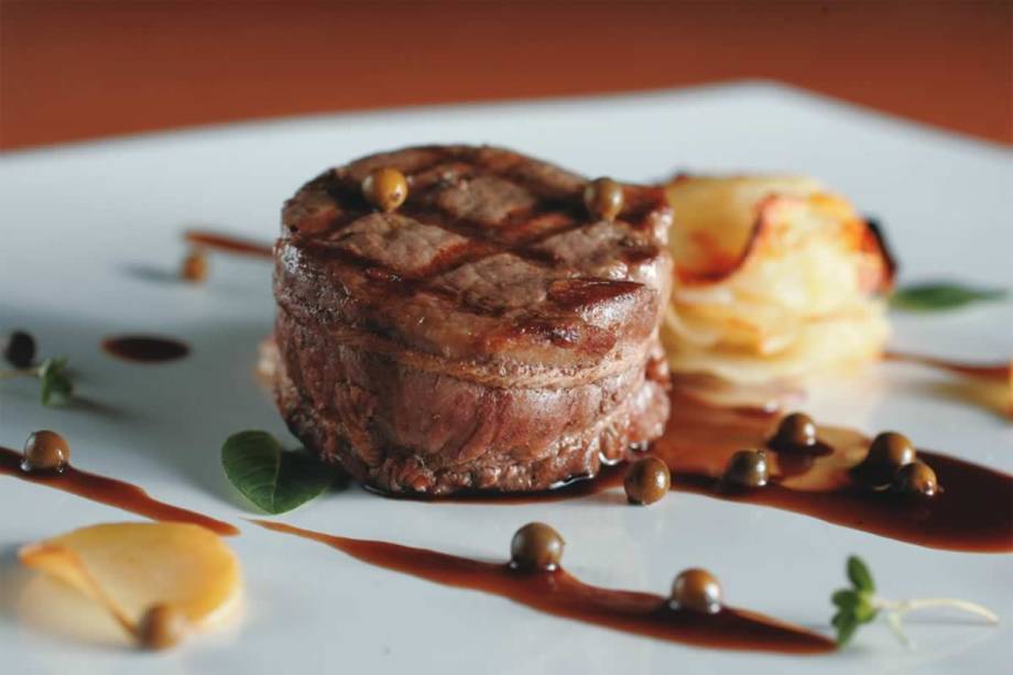 Filé au poivre mais batata gratinada: no francês Marcel, nos Jardins Filé au poivre mais batata gratinada: no francês Marcel, nos Jardins