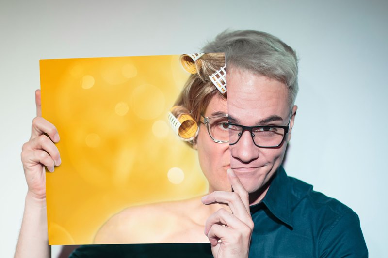 Márcio Cardoso vive seis personagens no monólogo cômico Márcio Cardoso vive seis personagens no monólogo cômico