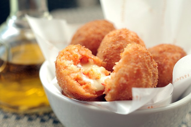 Para a entrada, vale provar a porção de arancini, os bolinhos de arroz italianos Para a entrada, vale provar a porção de arancini, os bolinhos de arroz italianos