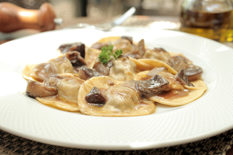 O ravióli de costela ao molho de cogumelos O ravióli de costela ao molho de cogumelos