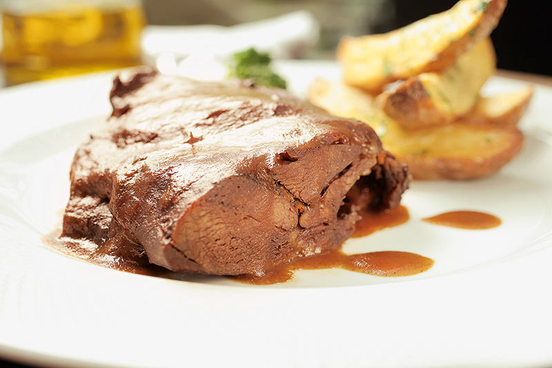 Cordeiro assado com fritas e brócolis Cordeiro assado com fritas e brócolis