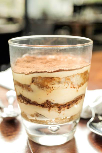Na receita clássica, o tiramisu vem com uma camada de cacau em pó para finalizar Na receita clássica, o tiramisu vem com uma camada de cacau em pó para finalizar