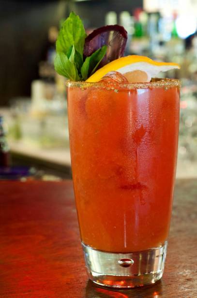 O drinque maria sanguinária, que o barman Zulu prepara no Aé Sagarana O drinque maria sanguinária, que o barman Zulu prepara no Aé Sagarana