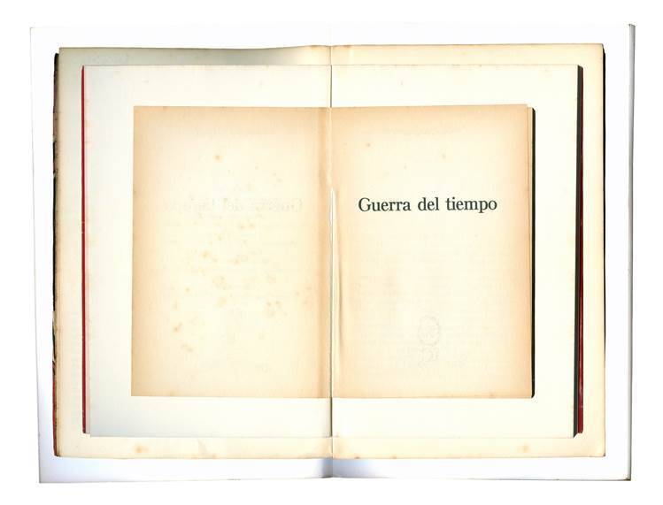 "Guerra del Tiempo", é feito a partir de frases colhidas de livros da biblioteca da própria artista "Guerra del Tiempo", é feito a partir de frases colhidas de livros da biblioteca da própria artista