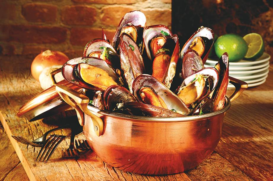 Dedicado aos pescados, esse endereço de Walter Mancini batiza uma das entradas comnome engraçadinho: mariscos ao mar virado. Com molho de vinho branco e azeite, o sabor dos mexilhões também agrada. Dedicado aos pescados, esse endereço de Walter Mancini batiza uma das entradas comnome engraçadinho: mariscos ao mar virado. Com molho de vinho branco e azeite, o sabor dos mexilhões também agrada.