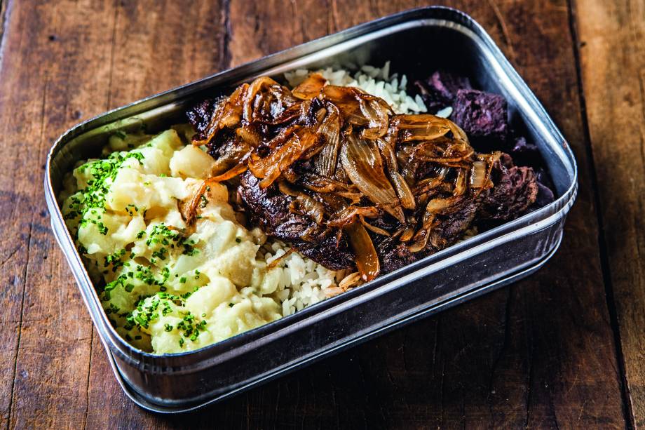 Marmita de arroz, feijão-preto, bife acebolado e salada de batata