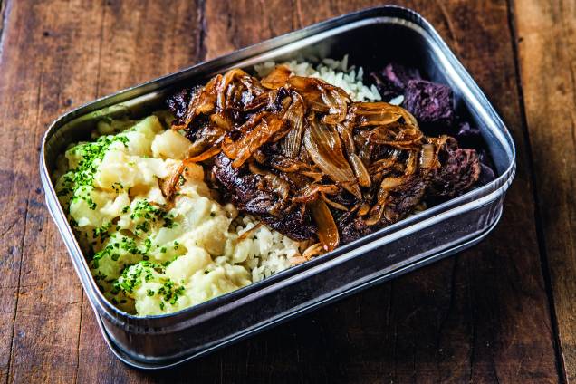 Marmita de arroz, feijão-preto, bife acebolado e salada de batata Marmita de arroz, feijão-preto, bife acebolado e salada de batata
