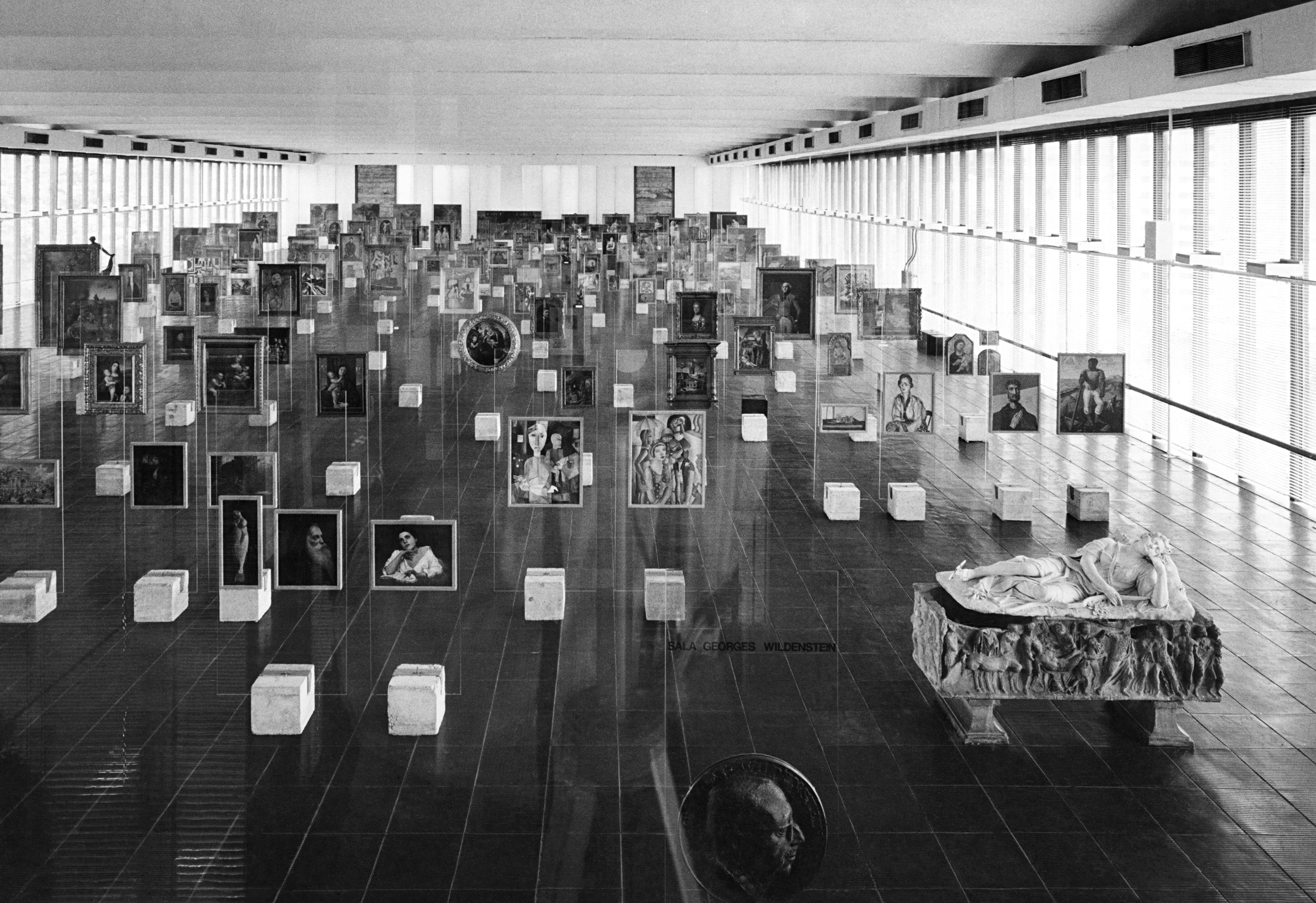 	Montagem original dos cavaletes de Lina Bo Bardi