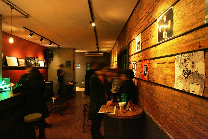 Paredes de tijolinhos decoradas com capas de discos Paredes de tijolinhos decoradas com capas de discos