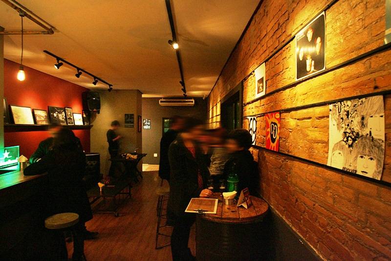 Razzmatazz: paredes decoradas com capas de discos Razzmatazz: paredes decoradas com capas de discos