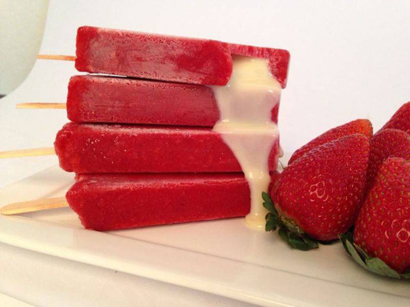 Picolé de morango: recheado de leite condensado Picolé de morango: recheado de leite condensado