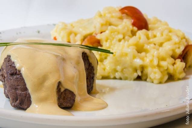 Gigetto: medalhão de filé mignon ao molho mostarda dijon com risoto de pupunha e tomate cereja Gigetto: medalhão de filé mignon ao molho mostarda dijon com risoto de pupunha e tomate cereja