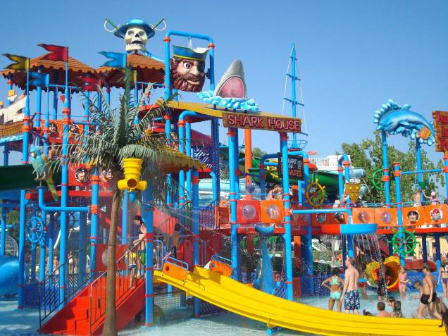 O complexo de tobogãs, plataformas e duchas: para crianças com mais de 6 anos O complexo de tobogãs, plataformas e duchas: para crianças com mais de 6 anos