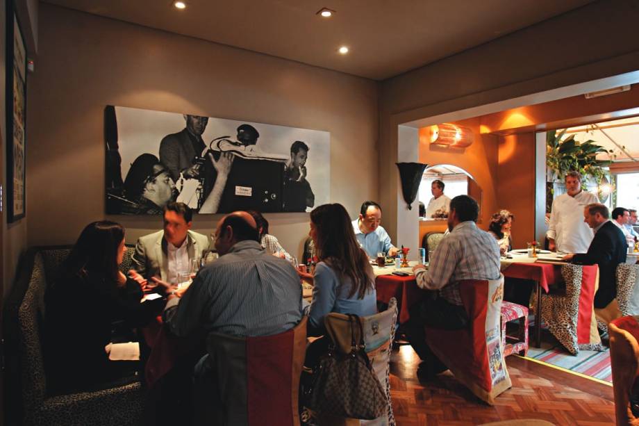 O ambiente: fotografias e cadeiras com estampa de oncinha O ambiente: fotografias e cadeiras com estampa de oncinha