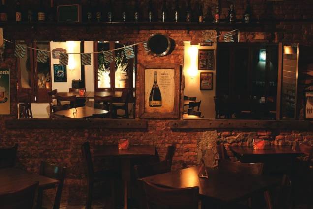 Detalhe do rústico salão da casa: referências ao universo cervejeiro Detalhe do rústico salão da casa: referências ao universo cervejeiro