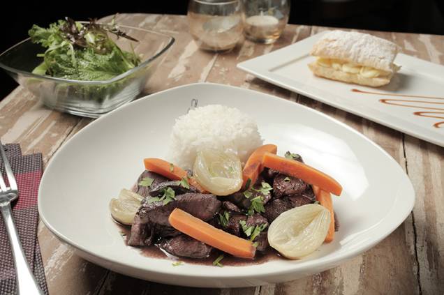 Menu completo de almoço servido durante a semana com o com coq au vin como atração Menu completo de almoço servido durante a semana com o com coq au vin como atração