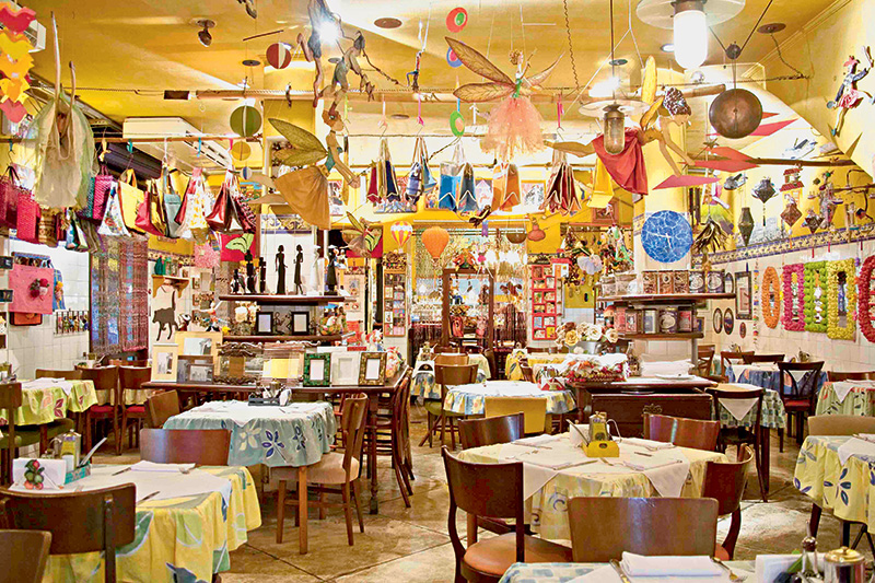 Com ambiente lúdico, oferece a garotada porção reduzida de qualquer prato do cardápio por 75% do preço original Com ambiente lúdico, oferece a garotada porção reduzida de qualquer prato do cardápio por 75% do preço original