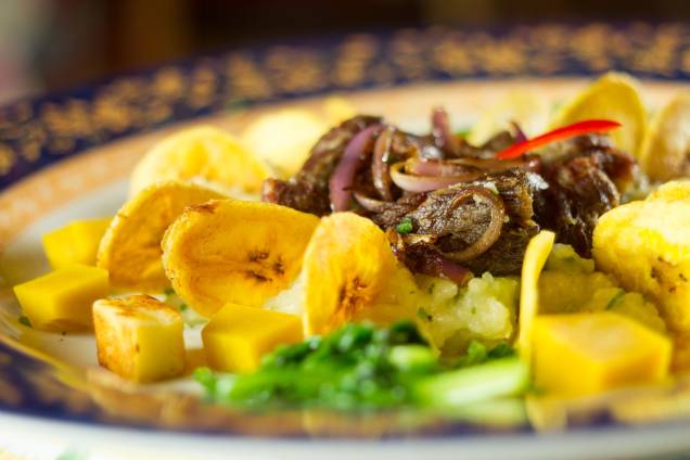 A carne-seca vem com chips de banana e purê de abóbora A carne-seca vem com chips de banana e purê de abóbora