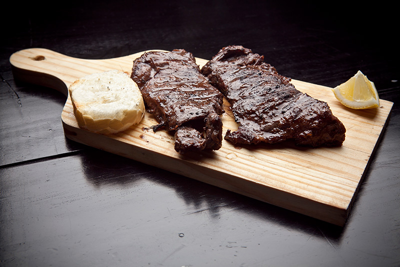 Da parrilla, saem cortes bovinos como o skirt, suculento e de tempero cítrico Da parrilla, saem cortes bovinos como o skirt, suculento e de tempero cítrico