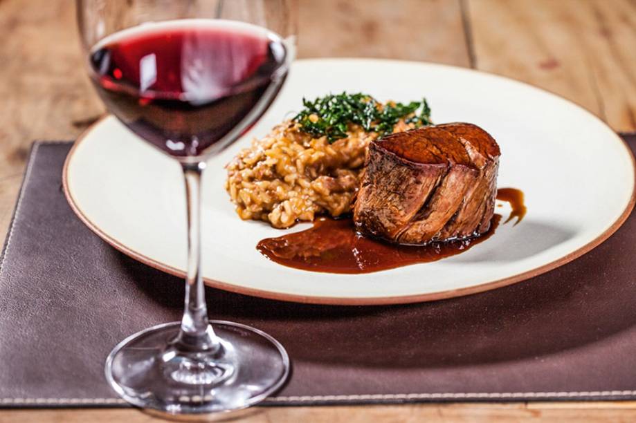 Filé-mignon grelhado guarnecido de risoto de linguiça e cogumelo porcini Filé-mignon grelhado guarnecido de risoto de linguiça e cogumelo porcini