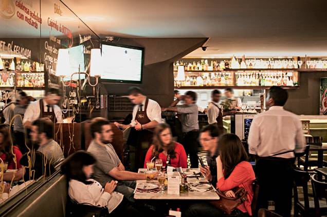 O salão espelhado: agradável para conversas no fim do expediente O salão espelhado: agradável para conversas no fim do expediente