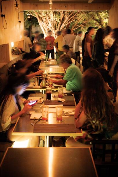 O salão do térreo e a jabuticabeira na varanda O salão do térreo e a jabuticabeira na varanda