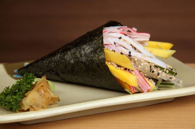Temaki califórnia: kani kama, pepino e fruta Temaki califórnia: kani kama, pepino e fruta