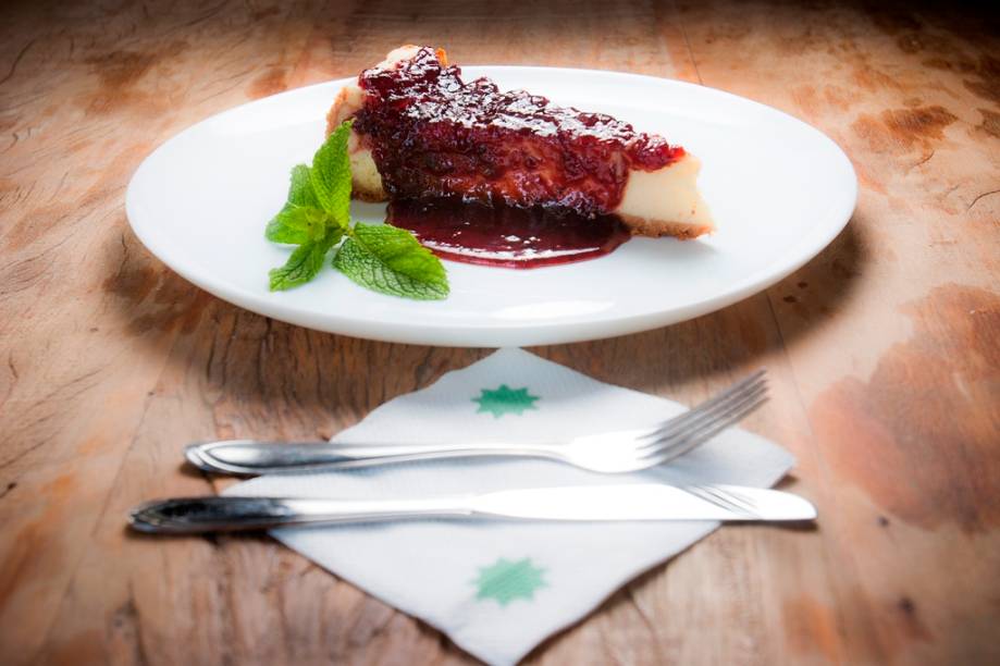 A cheesecake pode vir com calda de morango ou doce de leite A cheesecake pode vir com calda de morango ou doce de leite