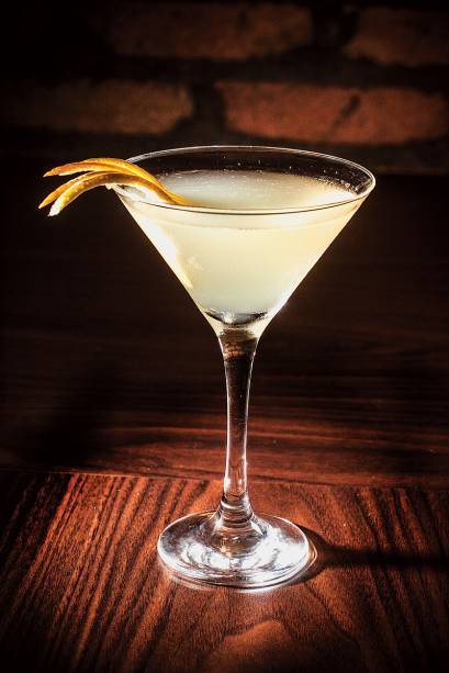 Dom peixoto: casca de laranja, pepino e licor Dom peixoto: casca de laranja, pepino e licor