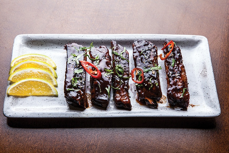 Costelinha de porco baby lambuzada de molho barbecue Costelinha de porco baby lambuzada de molho barbecue