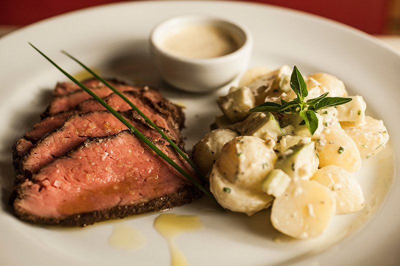 Rosbife envolto em crosta de cogumelo porcini com salada de batata