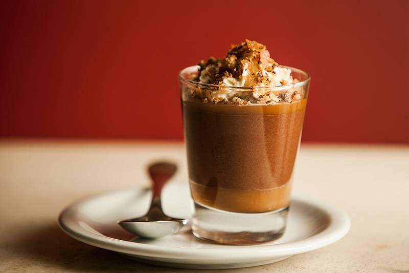 Copinho de musse de chocolate com caramelo e praliné