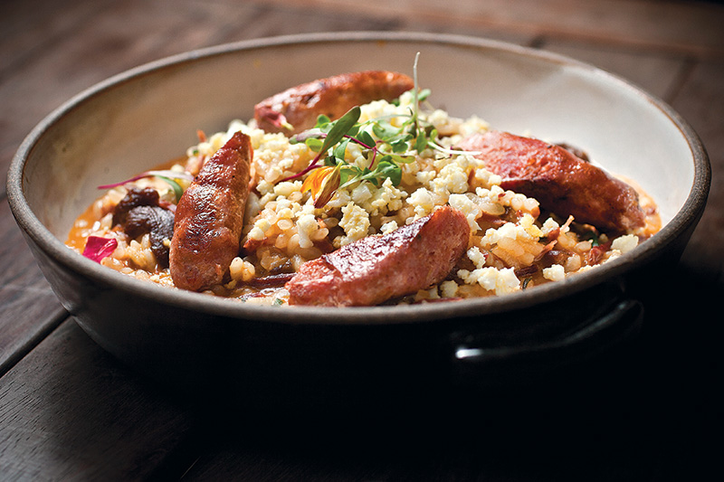 Arroz de carreteiro: receita enriquecida por charque e linguiça Arroz de carreteiro: receita enriquecida por charque e linguiça