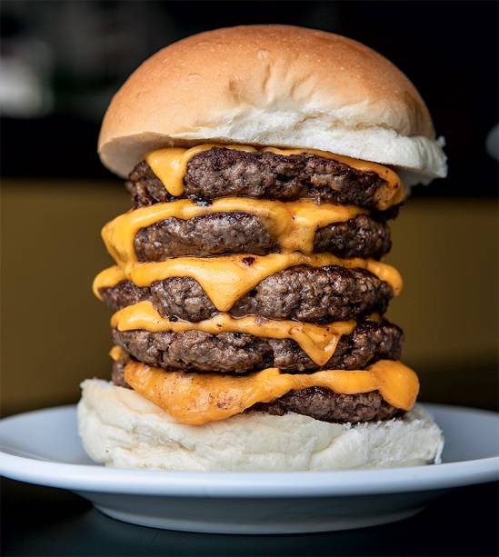 Mach 5: cinco hambúrgueres de 100 de gramas e queijo prato Mach 5: cinco hambúrgueres de 100 de gramas e queijo prato