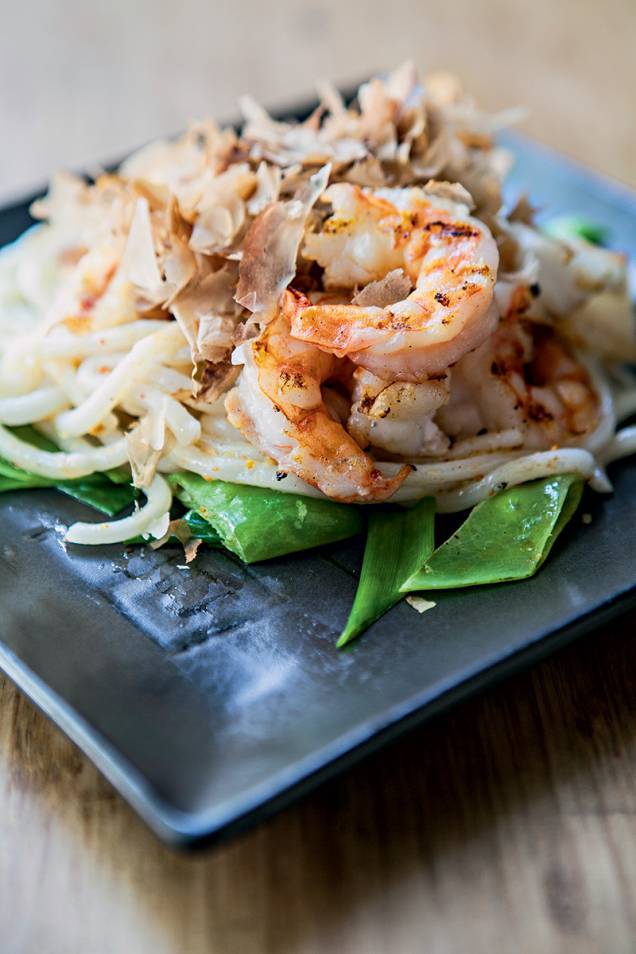 O udon batayaki: macarrão oriental com frutos do mar ao molho de manteiga de parmesão O udon batayaki: macarrão oriental com frutos do mar ao molho de manteiga de parmesão